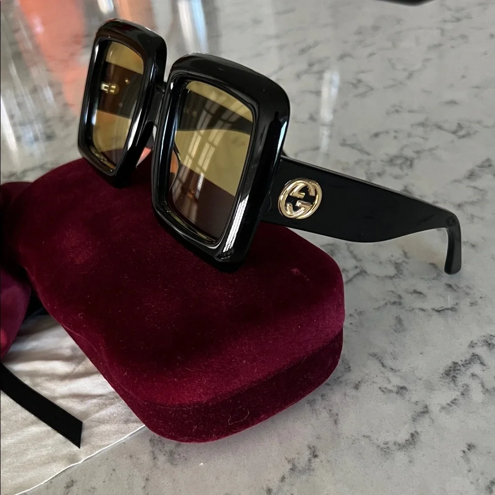 Gucci Women's Sunglasses with Black Frame and Gold Lenses - Picture 2 of 7